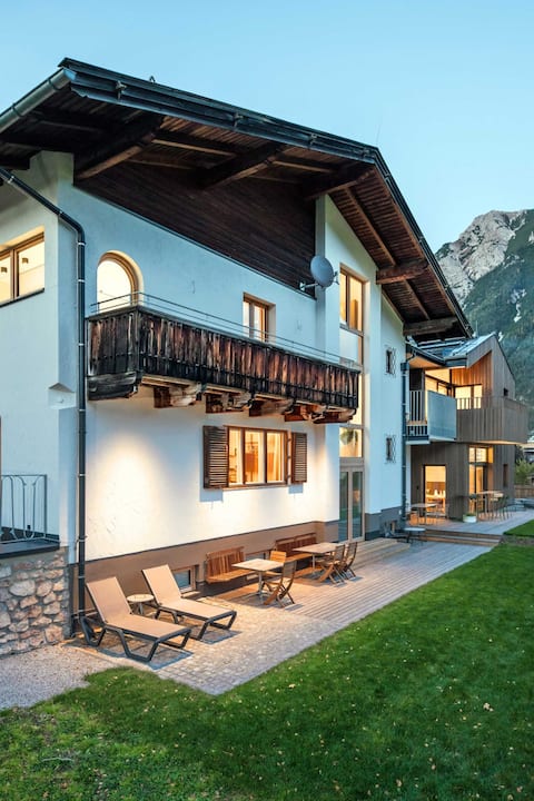 Spacious Villa64 with Hottub & Garden near Seefeld