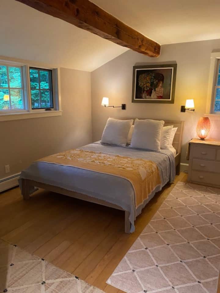 Chumba cha kulala cha Malkia moja kwa moja nje ya bafu kamili na kabati na makabati mawili