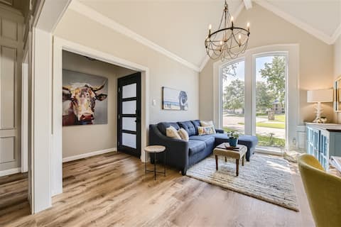 Lively Interior Oasis w/ Big Yard- Fast- WIFI