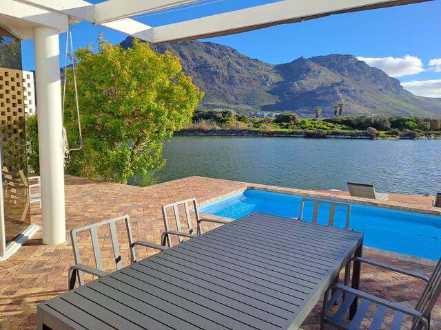 Lakeside Paradise-spacious with unlimited views gallery image 4