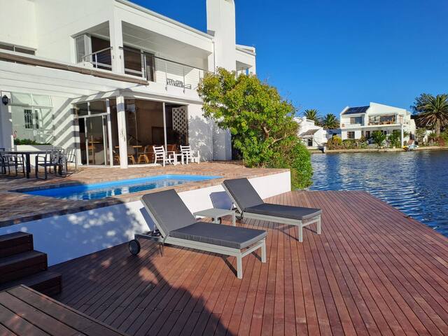 Lakeside Paradise-spacious with unlimited views gallery image 3