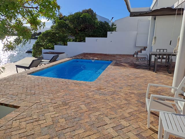 Lakeside Paradise-spacious with unlimited views gallery image 5