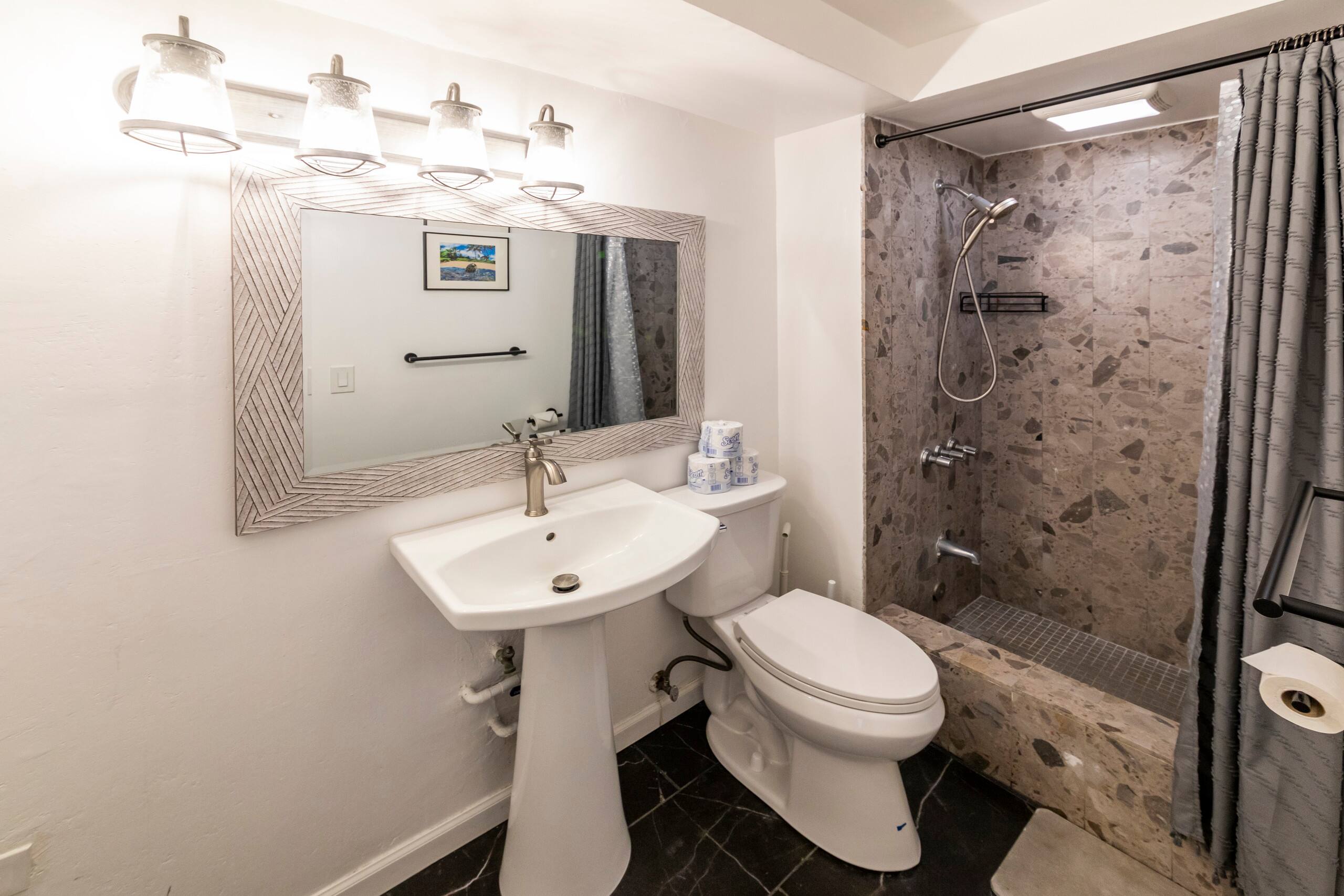 Condo in Honolulu · ★4.63 · 1 bedroom · 2 beds · 1 private bath - Image 6