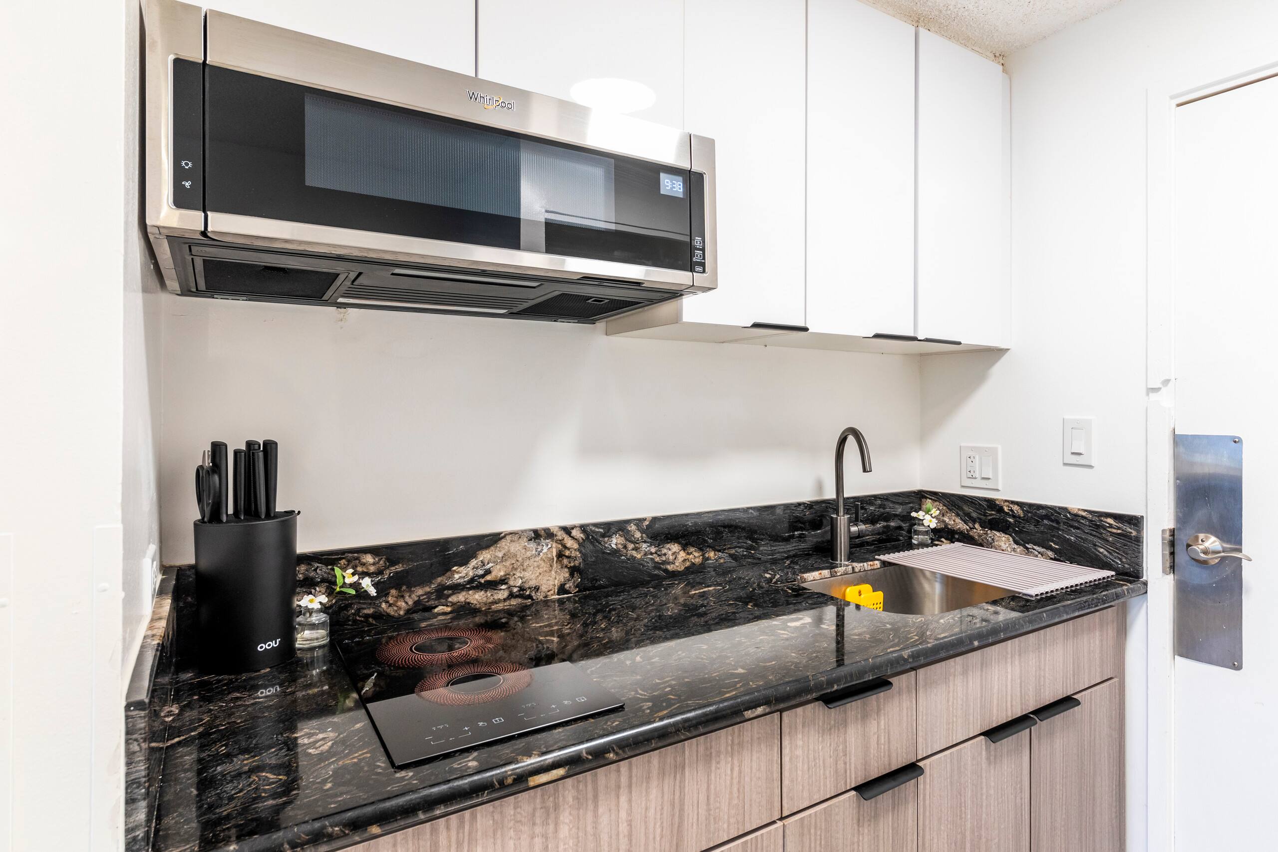 Condo in Honolulu · ★4.63 · 1 bedroom · 2 beds · 1 private bath - Image 4