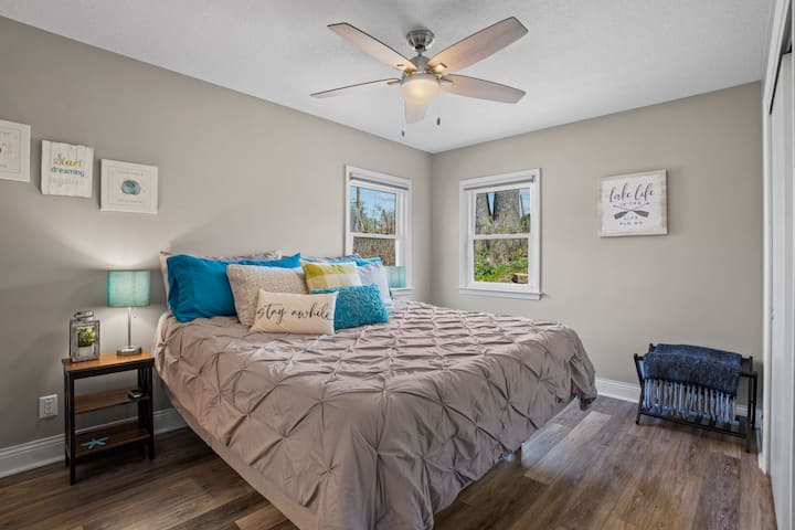 Master bedroom with en suite bathroom. King size adjustable bed and blackout honeycomb shades 