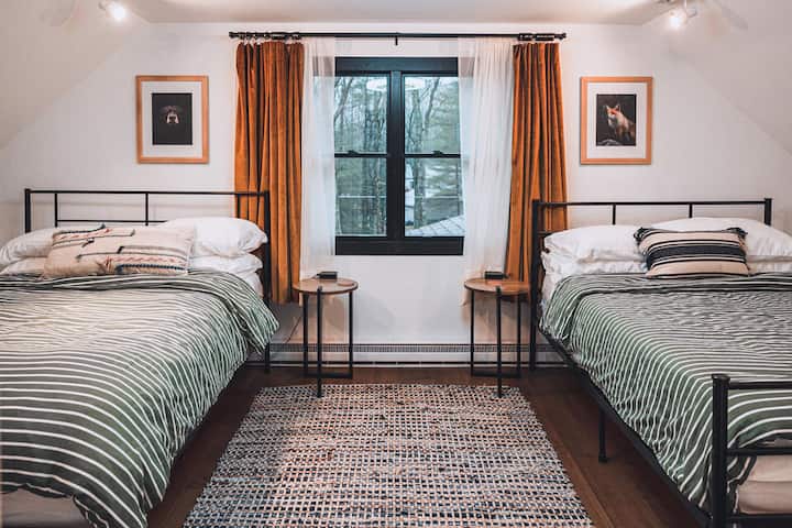 Nuestro dormitorio del segundo piso Foxy Brown cuenta con 2 camas tamaño queen, 4 mesas auxiliares con tomas de corriente, 2 espejos, estante pequeño, ganchos y armario grande. 