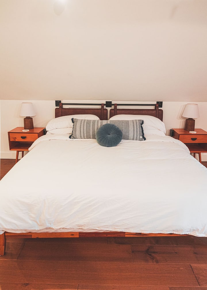 Nuestra suite principal cuenta con una cama tamaño king, 2 mesas auxiliares, espejo grande, TV Samsung de 40 pulgadas y un sofá cama queen. También cuenta con un escritorio para trabajar desde casa o estudiar a distancia. 