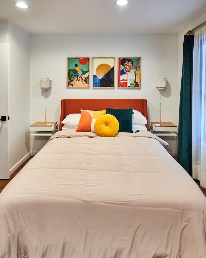 Nuestro dormitorio en el primer piso cuenta con una cama tamaño queen, 2 mesas auxiliares, 2 luces laterales, espejo, estante dorado y vestidor blanco. También incluye un escritorio y una silla con vistas a robles y pinos de 100 pies para trabajar o estudiar a distancia. 