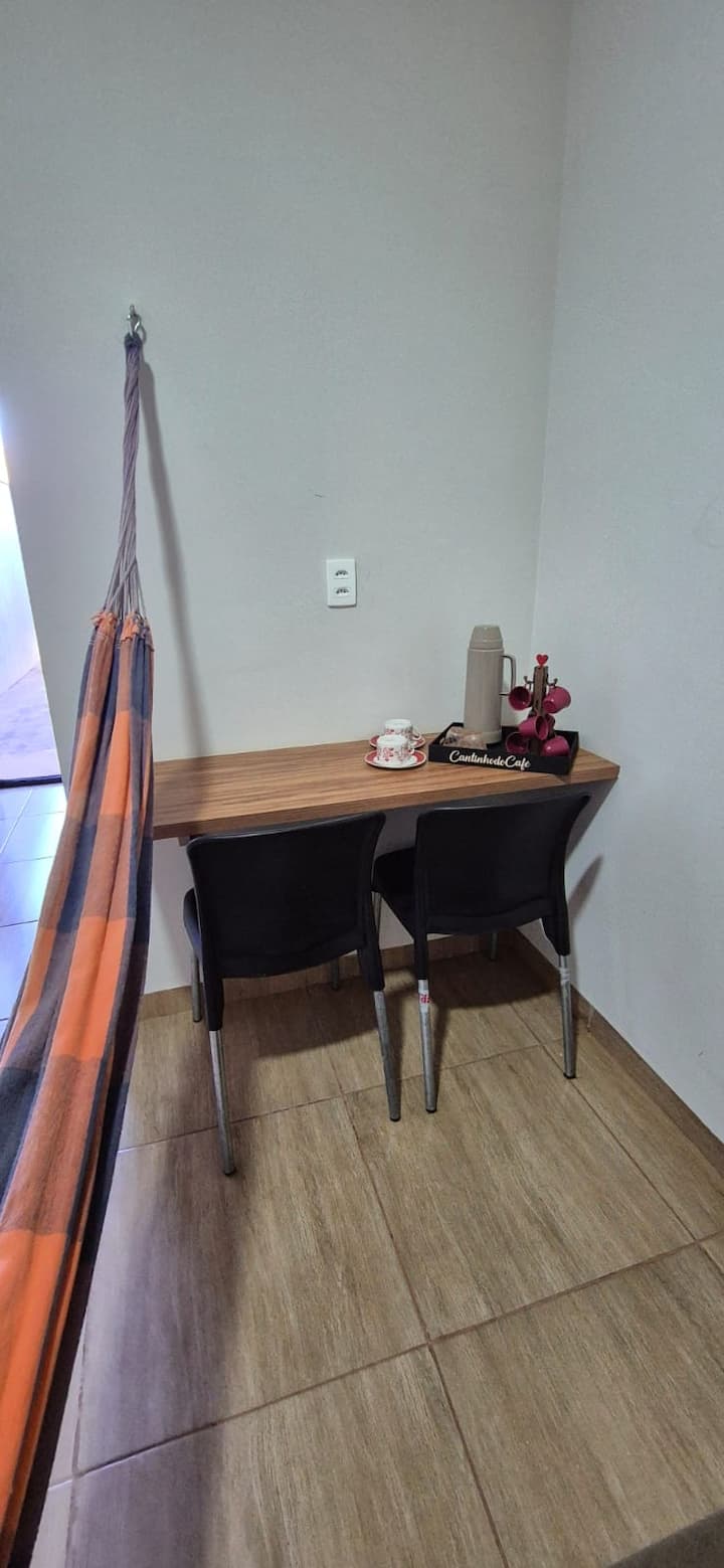 طاولة للوجبات أو الدراسة وركن قهوة!