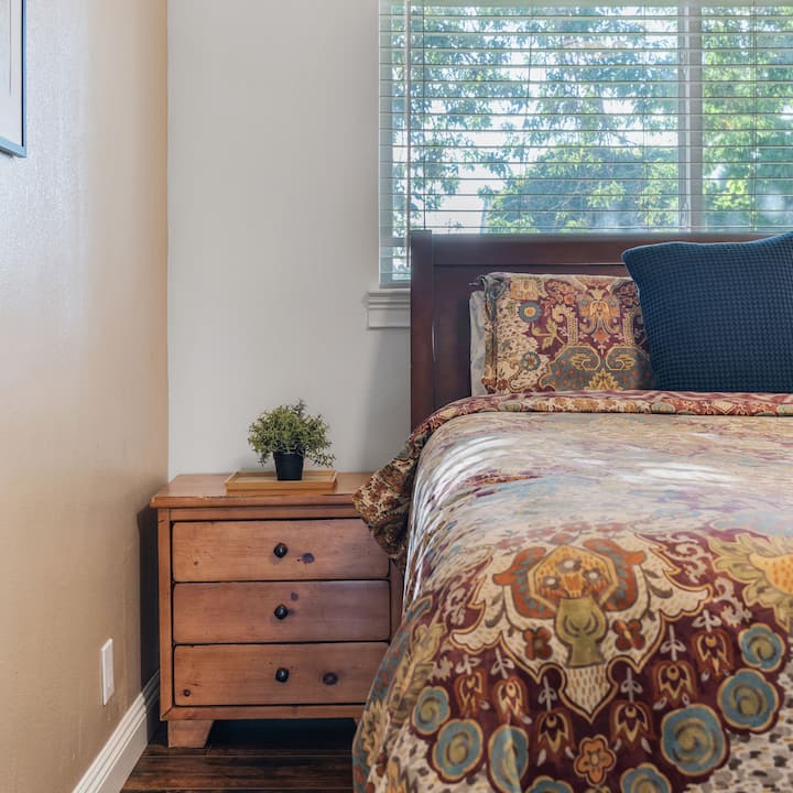 El tercer dormitorio ofrece un espacio encantador y relajante, ideal para huéspedes o familiares, con detalles bien pensados para una estancia acogedora.