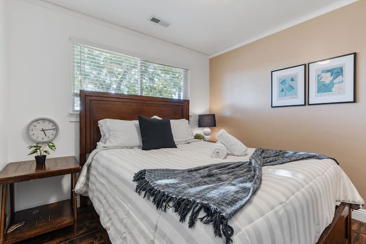 El segundo dormitorio ofrece un espacio acogedor y acogedor, cuidadosamente diseñado para estancias cómodas y tranquilas.