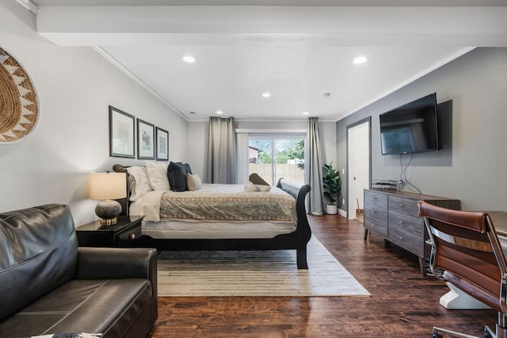 El dormitorio principal ofrece un refugio sereno, con una decoración elegante y un ambiente tranquilo para noches de descanso.