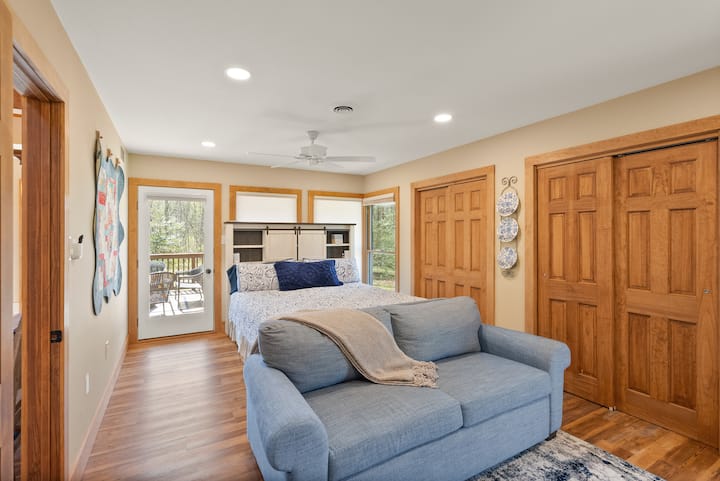 בחדר השינה הראשי יש מיטת קינג סייז ואזור ישיבה. במידת הצורך הספה נפתחת למיטה בגודל מלא.  בחדר הרחצה הצמוד יש שירותים, כיור כפול ואמבטיה.  הוא מספק גישה ישירה למרפסת האחורית. 