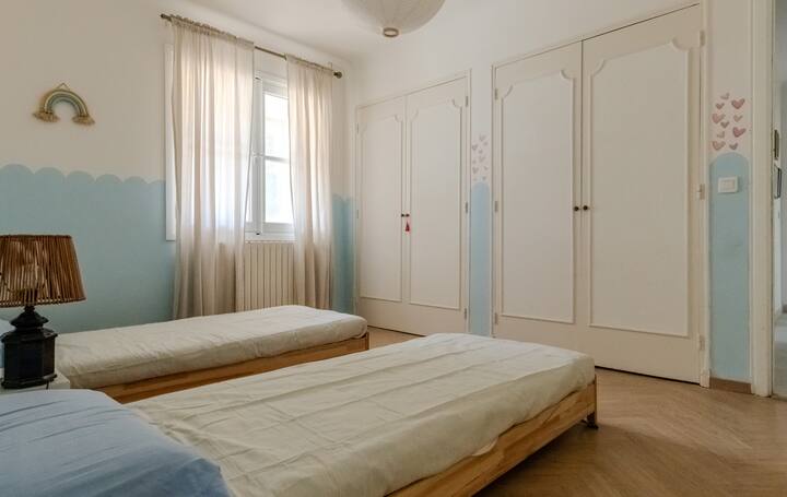 Тази стая е стаята за игри на дъщеря ни. Тя е заета.