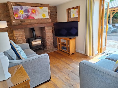 Popular Airbnb listing: Romantic Idyllic Nuthatch Cottage with Hot Tub in Gloucestershire