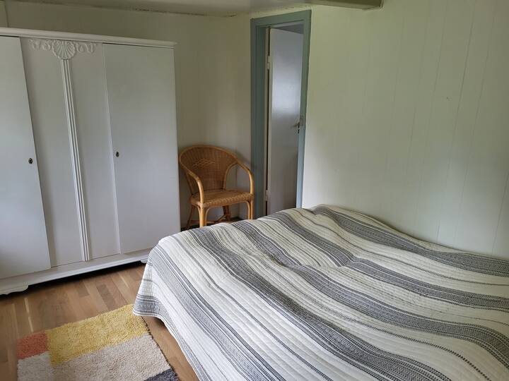 Საძინებელი ორადგილიანი საწოლით 140 × 200 სმ.