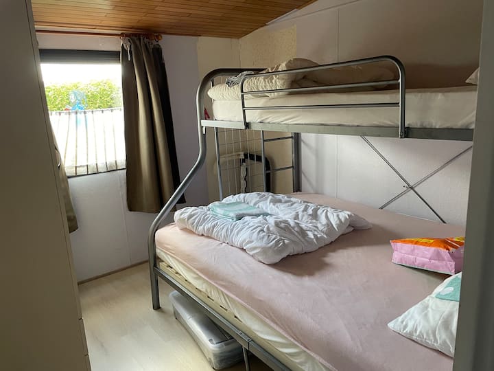 Ორსართულიანი საწოლი ქვედა ნაწილში 140x200, 90x200-ზე მაღლა
