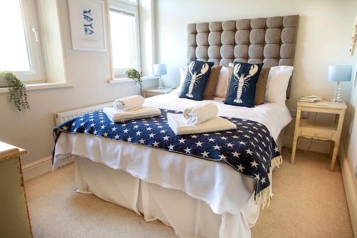 Chumba cha kulala chenye vitanda viwili.