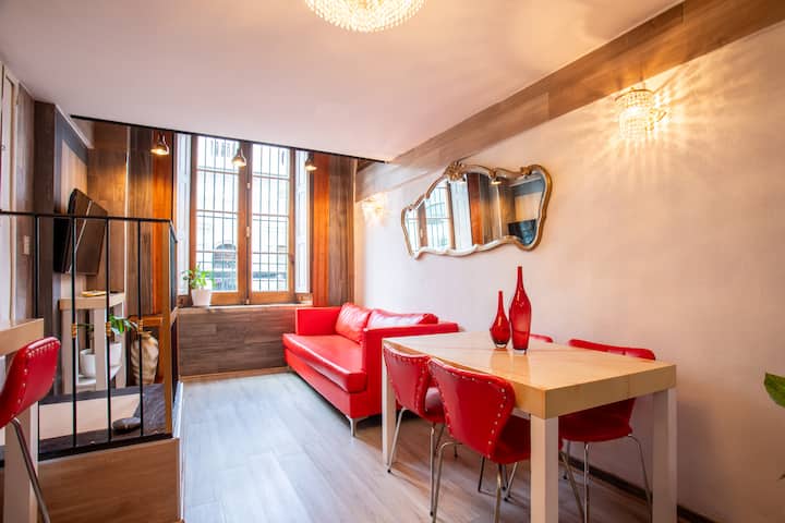San Telmo apartment with mezzanine bedroom, sleeps 5