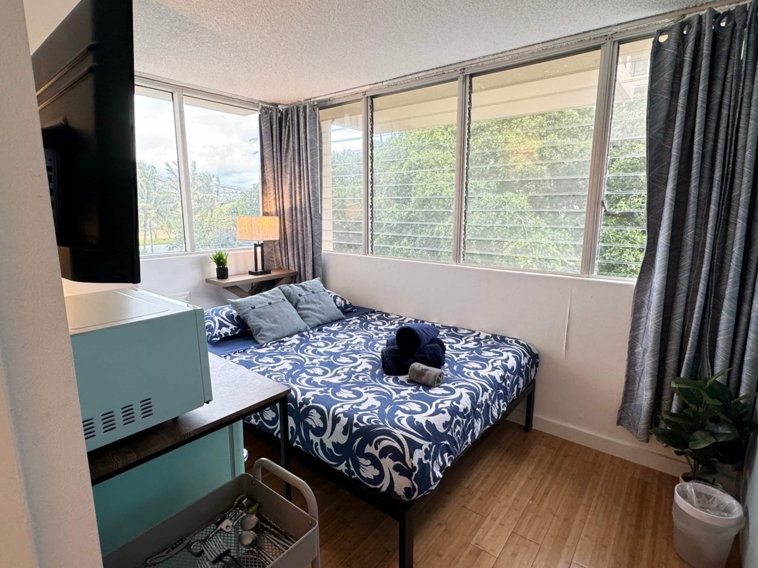 Condo in Honolulu · ★4.73 · Studio · 1 bed · 1 shared bath - Image 13