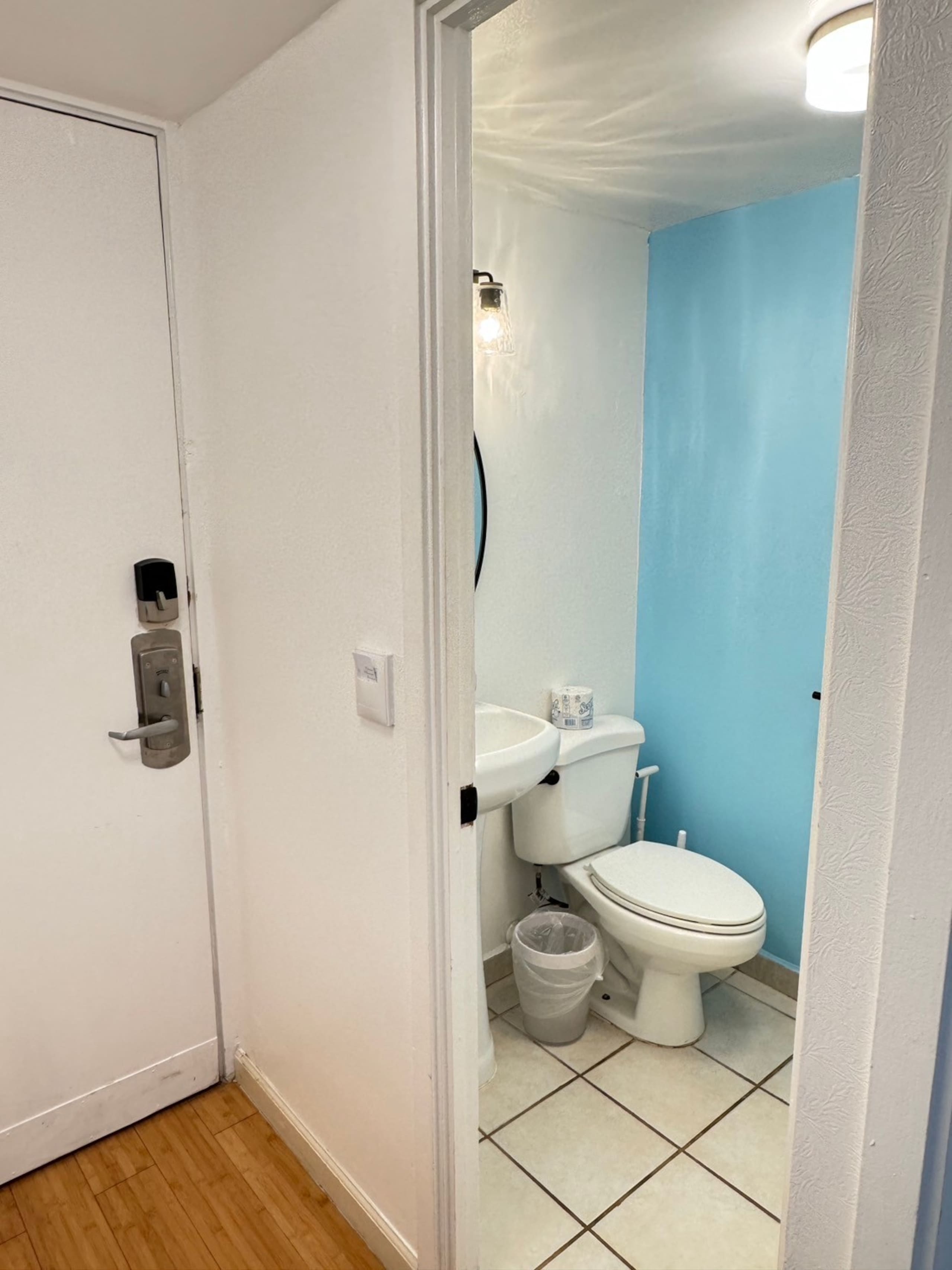 Condo in Honolulu · ★4.73 · Studio · 1 bed · 1 shared bath - Image 17