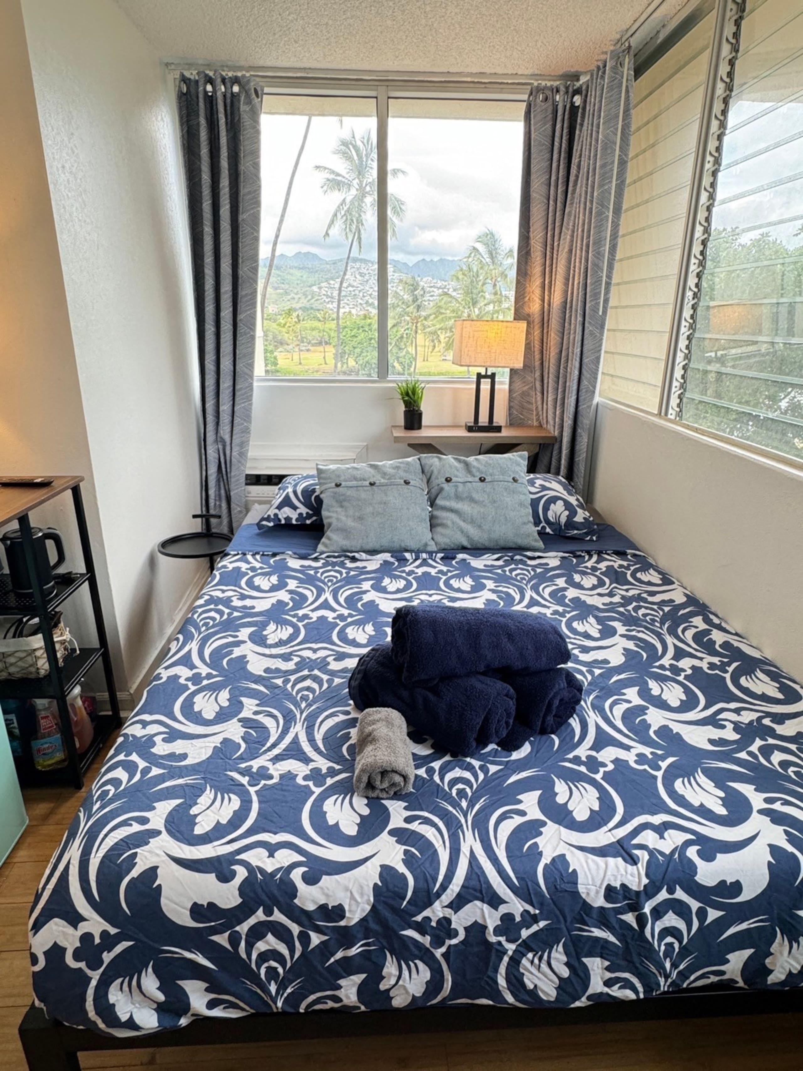 Condo in Honolulu · ★4.73 · Studio · 1 bed · 1 shared bath - Image 4