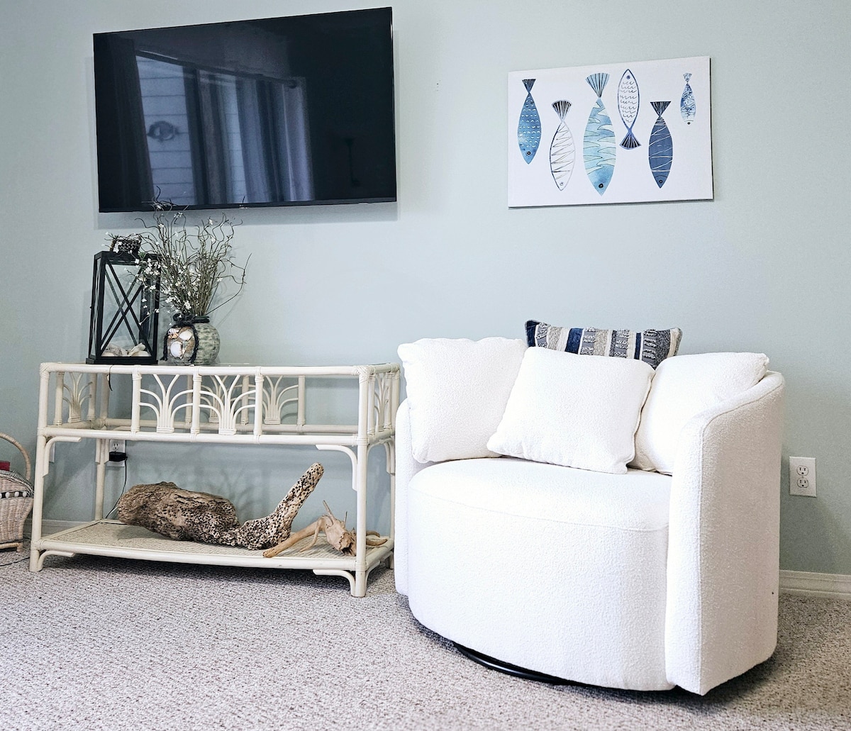 舒适的椅子和智能电视。