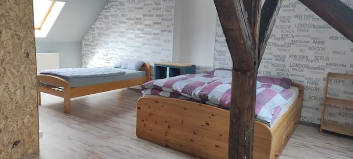 Segundo piso, ático, con una cama matrimonial de 180 x 200 cm, una cama individual, un sofá y un baño para invitados