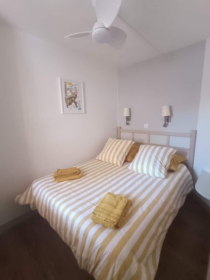 habitación con cama de 140 y ventilador de techo