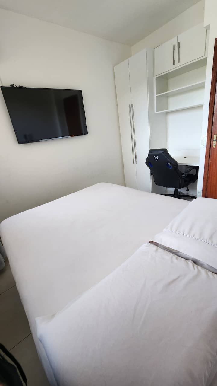 Გაანაწილეთ ჩუმი კონდიციონერი; 42„ტელევიზორი ნაკადულებით“; ულტრა ჰიპოალერგიული ლეიბი, ტერმინენსიტიური, ბელგიური ბადის ქსოვილი, ინდივიდუალურად შეფუთული ზამბარები გელის ქაფით; გეგმიური კარადა; სამუშაო სადგური/კვლევები; ჭერის ვენტილატორი.