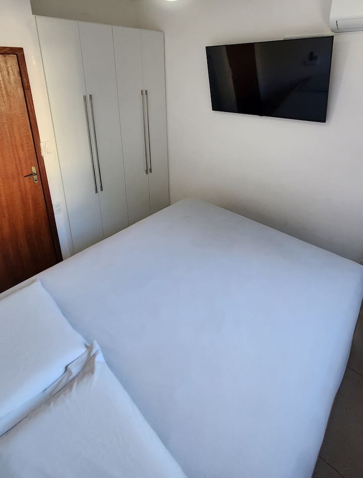 Გაყოფილი მდუმარე კონდიციონერი; 50" UHD 4K ტელევიზორი Netflix-ით; QUEEN Wish Ultra ჰიპოალერგიული ლეიბი, თერმომგრძნობიარე, ბელგიური ქსოვილის ქსოვილი, ინდივიდუალურად შეფუთული წყაროები გელის ქაფით ბალიშში; დაგეგმილი კარადა და ჭერის ვენტილატორი.