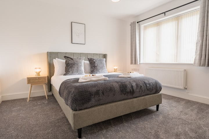 ห้องนอน 2: ห้องนอนกว้างขวางพร้อมเตียงคิงไซส์ - ที่นอนคุณภาพระดับโรงแรมสำหรับการนอนหลับที่ดี!