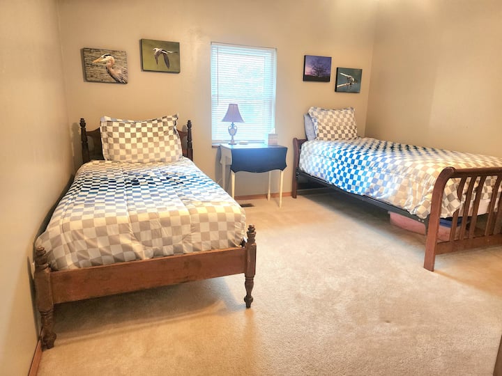 cuarto dormitorio con dos camas individuales