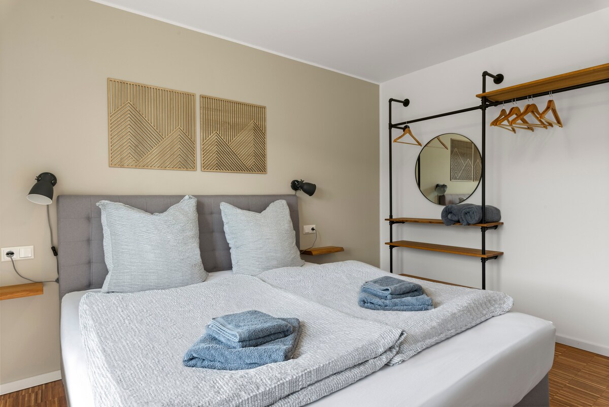 Საძინებელი 2 ყუთის ზამბარიანი საწოლით და იატაკიდან ჭერამდე ფანჯრით