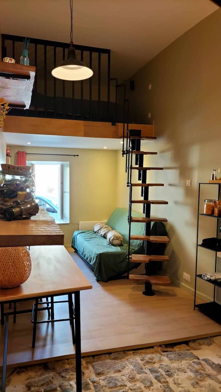 1.10მ სიმაღლის ანტრესოლურ ნაწილში საწოლი ორადგილიანია, რომელიც იაპონური კიბით გადის.
Ქვემოთ, გასაშლელი დივანი 2 ადამიანისთვის