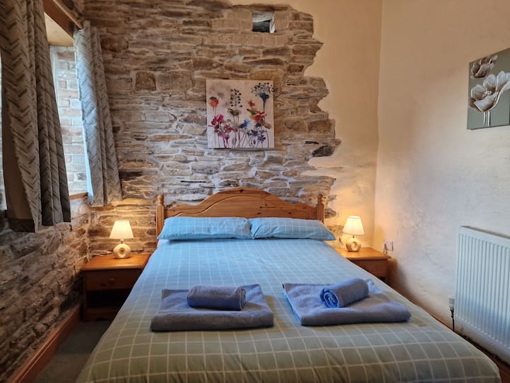 Ორადგილიანი საძინებელი უჯრისა და გარდერობის გულმკერდით