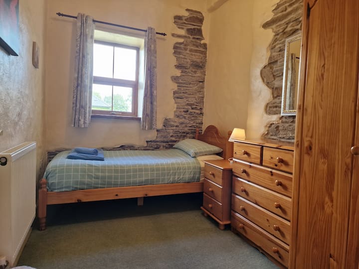 Ერთადგილიანი საძინებელი უჯრისა და გარდერობის გულმკერდით