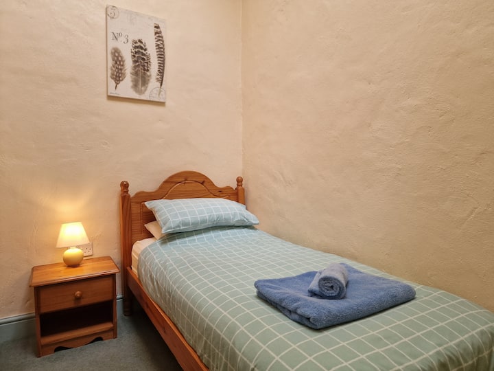 Ერთადგილიანი საძინებელი ჩაშენებული კარადებით