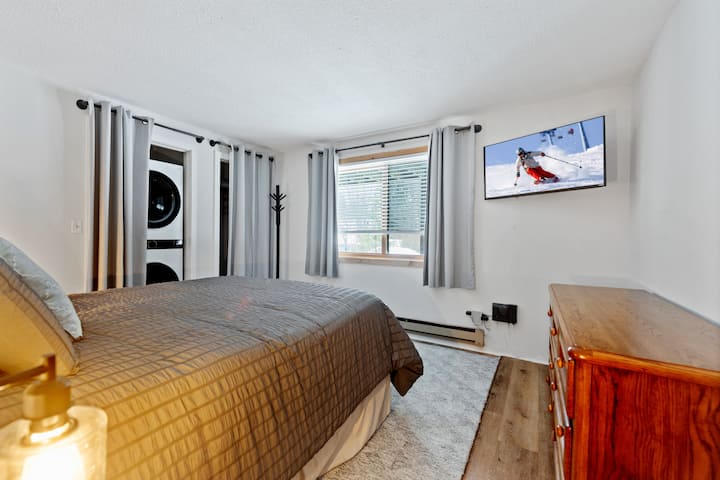 Chambre principale avec buanderie et salle de bain. 