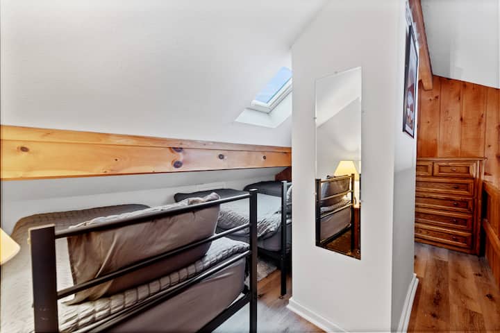 Situé dans le loft, profitez de 3 lits jumeaux. 