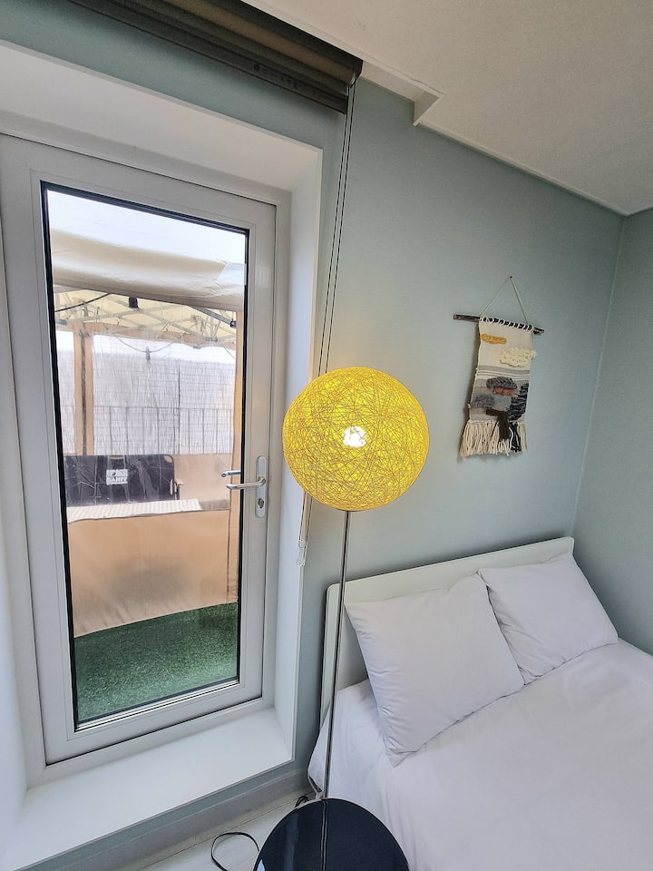 Si abres la ventana del dormitorio 2 y sales, puedes disfrutar de la terraza y hacer una barbacoa de camping solo con tu grupo.