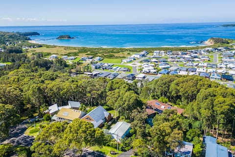 Peaceful coastal retreat with ocean & bush views