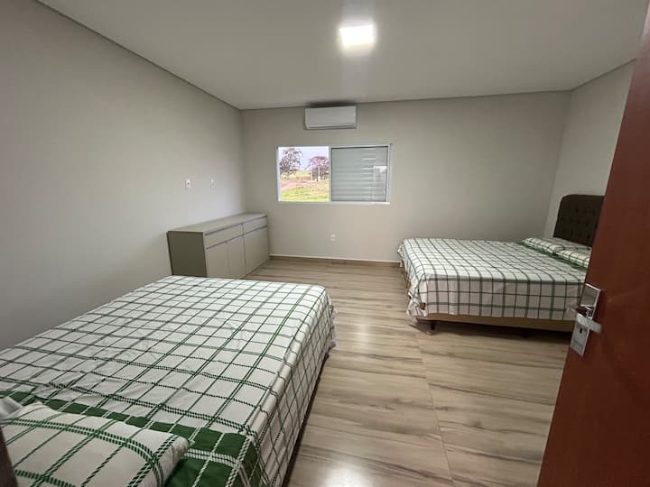 Camera 4 - Suite con Aria Condizionata e 2 Letti Matrimoniali