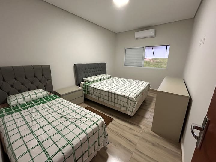 Camera 3  con aria condizionata, letto a due piazze e letto singolo