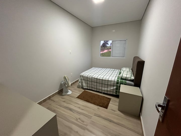 Camera 2 senza aria condizionata con letto matrimoniale