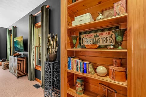 Top performing Airbnb: Lush & Chic Blue Ridge Retreat with 2 Fireplaces in Boone