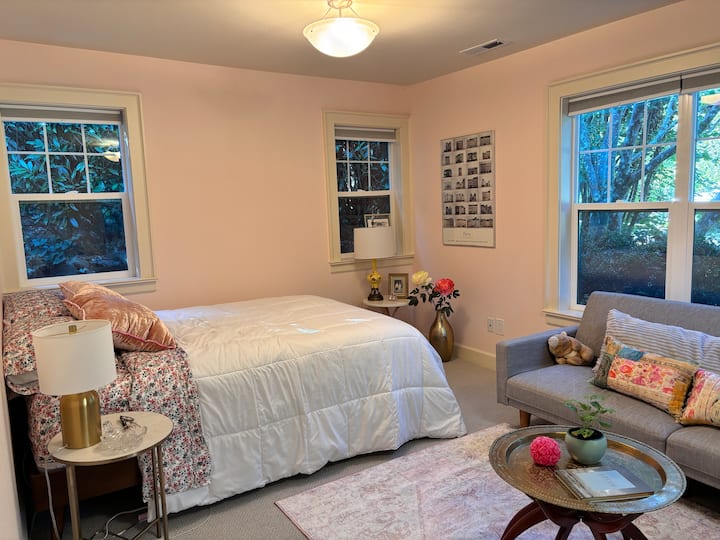 Dormitorio muy grande con cama tamaño Queen.  Ideal para un espacio de juegos separado de la sala de estar. Esta habitación ahora tiene una silla de papasan en lugar del sofá.