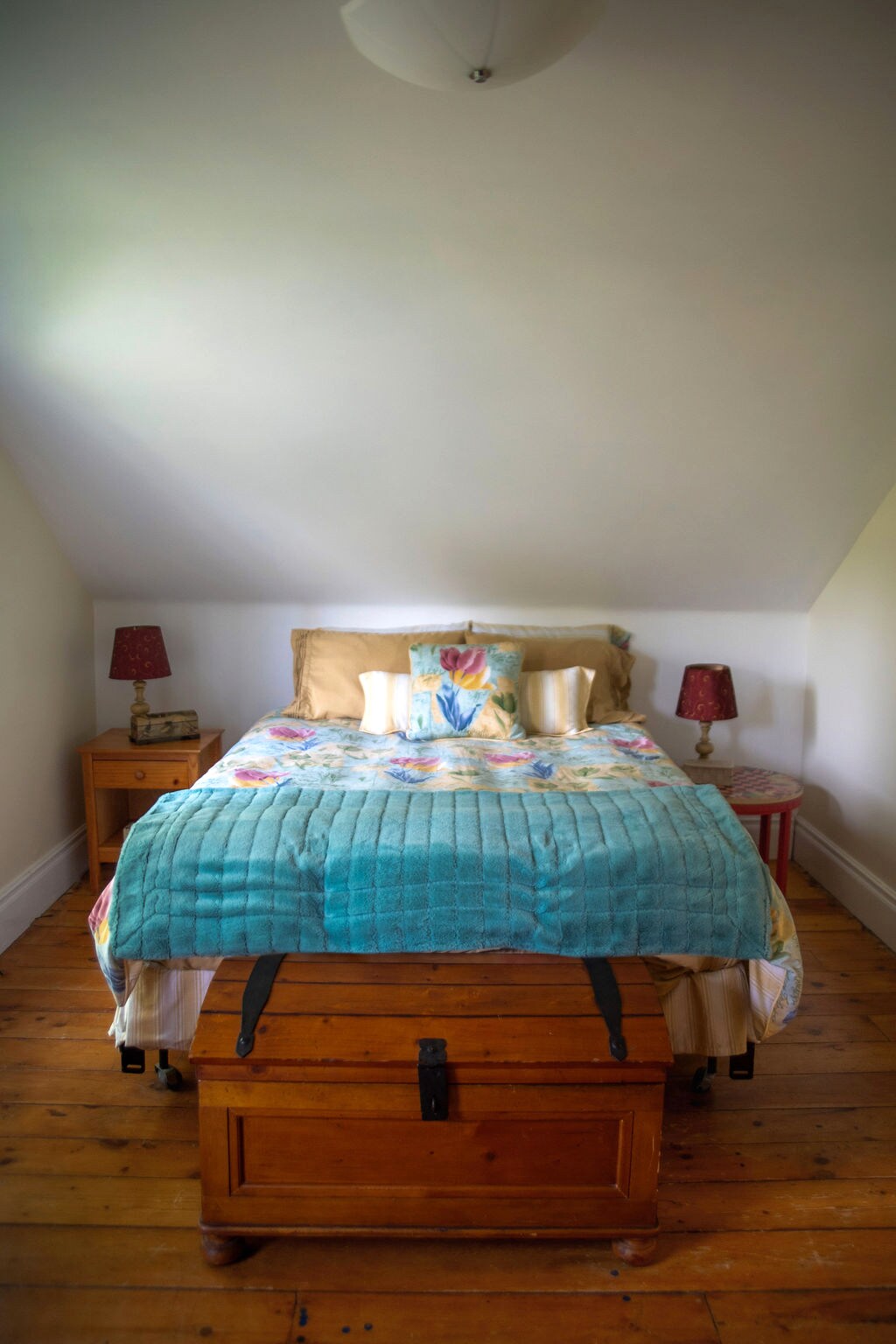 Удобен брачен кревет (широк 150-179 см) со јорган во импресионистички стил.