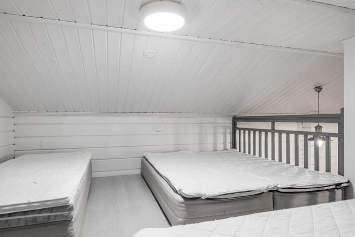 לופט שינה עם מזרנים נפרדים. מקום שאסור לפספס לנופשים קטנים יותר!