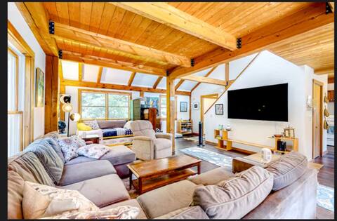 Cabin in the Woods-10 private acres -dog friendly